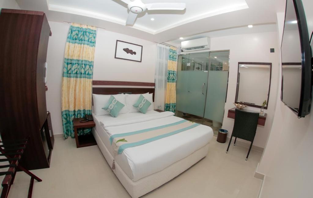 The White Harp Beach Hotel Malé Exterior foto
